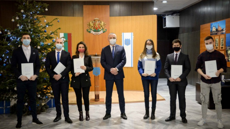 Кметът Иван Портних награди студенти за отлични резултати